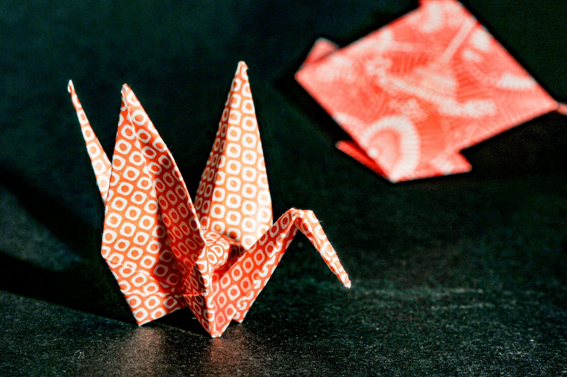Czerwony żuraw origami z geometrycznym wzorem w zbliżeniu