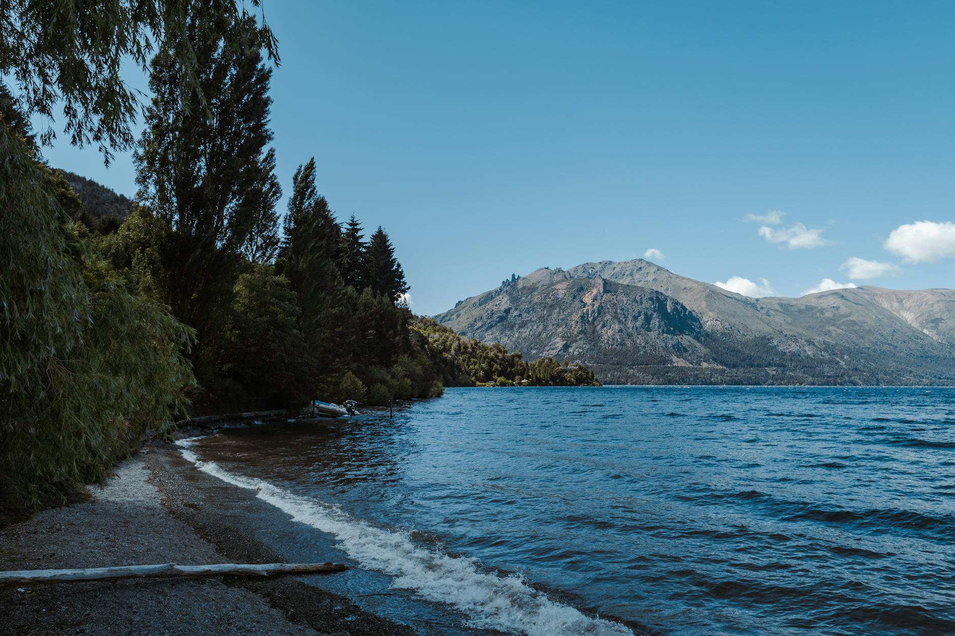 Jezioro i ośnieżone szczyty górskie w okolicach Bariloche w Patagonii