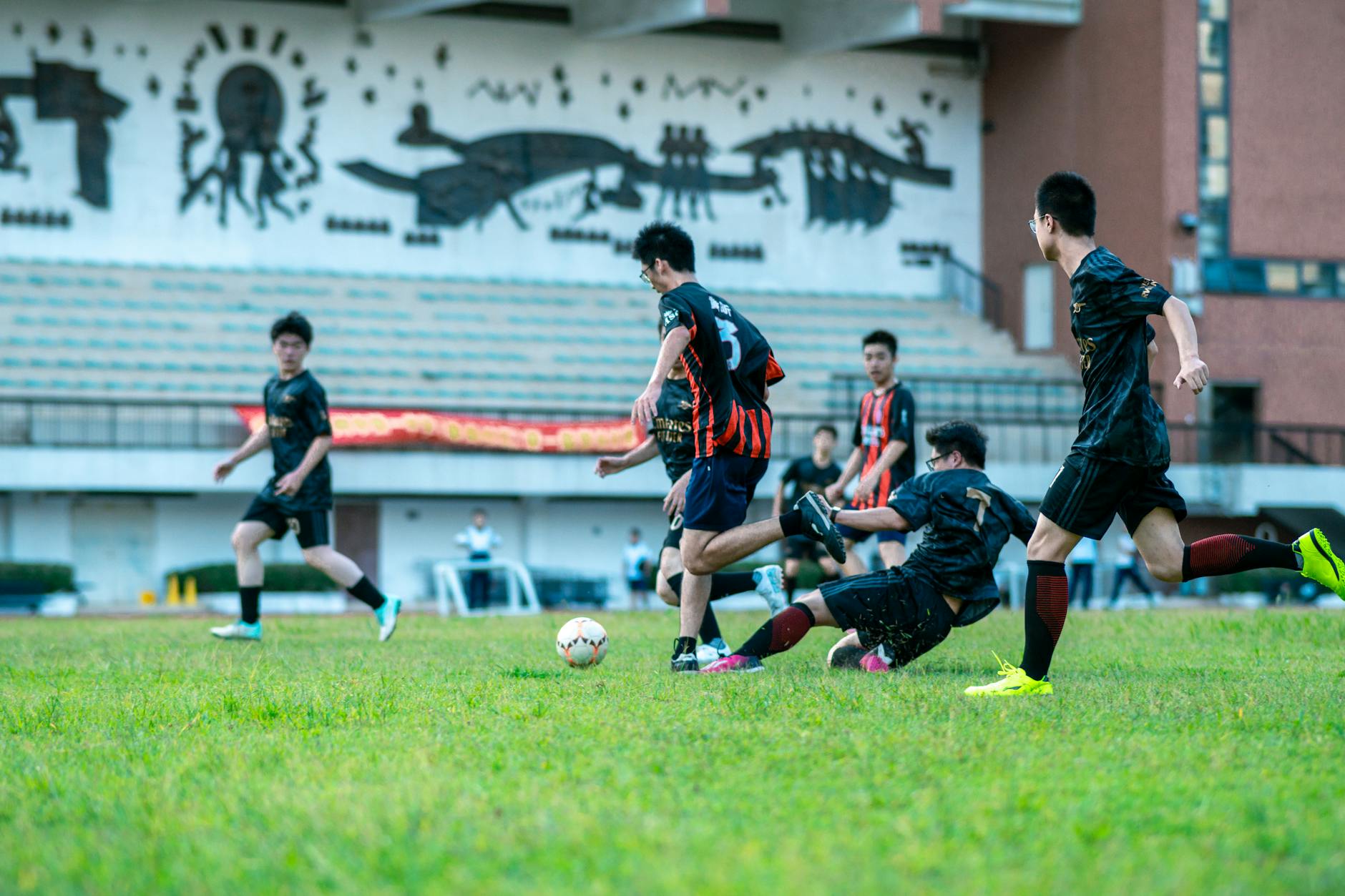 Nastolatki grające w intensywny mecz piłki nożnej na słońcu