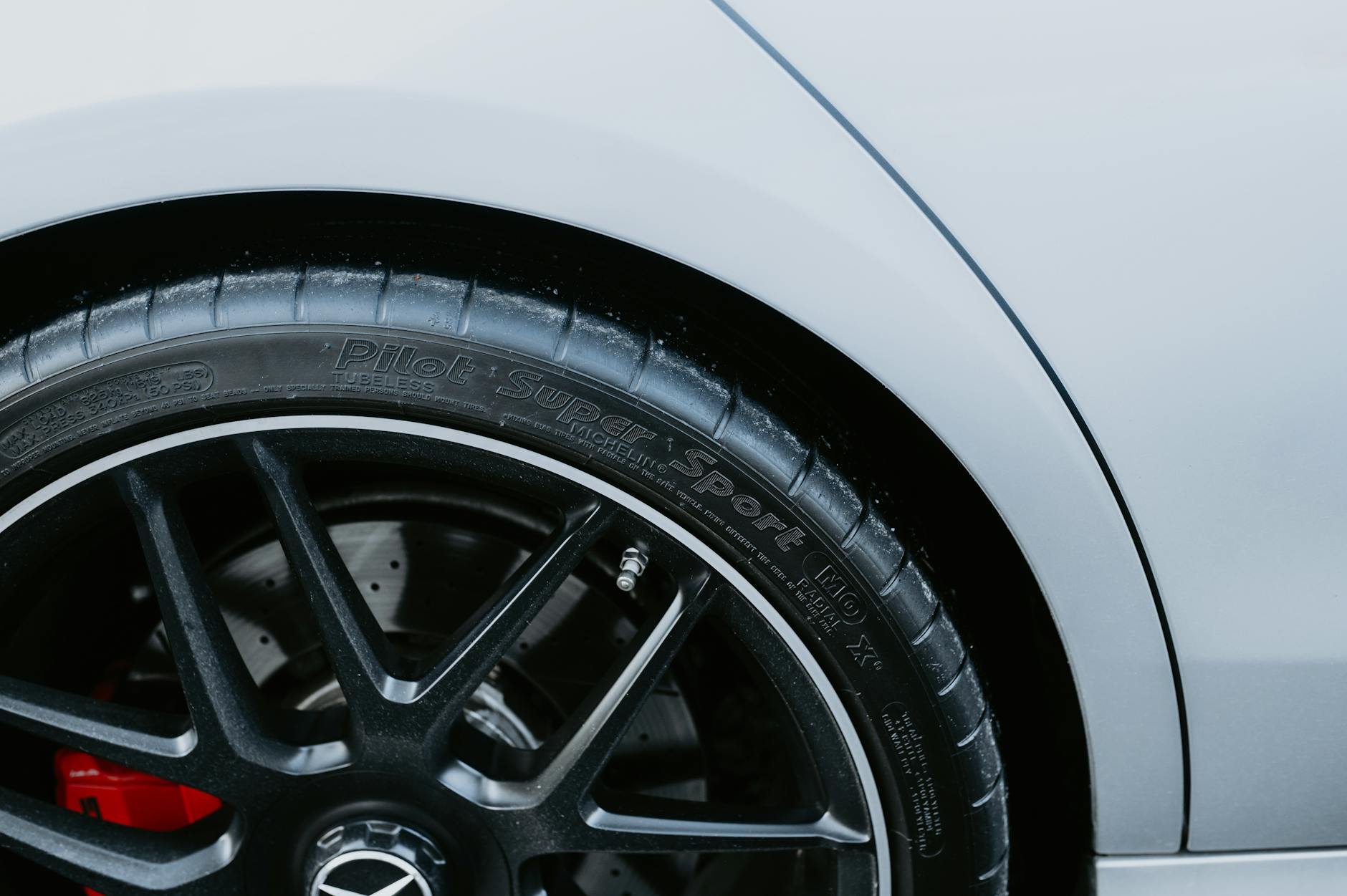 Aluminiowa felga z oponą sportową na nowoczesnym samochodzie