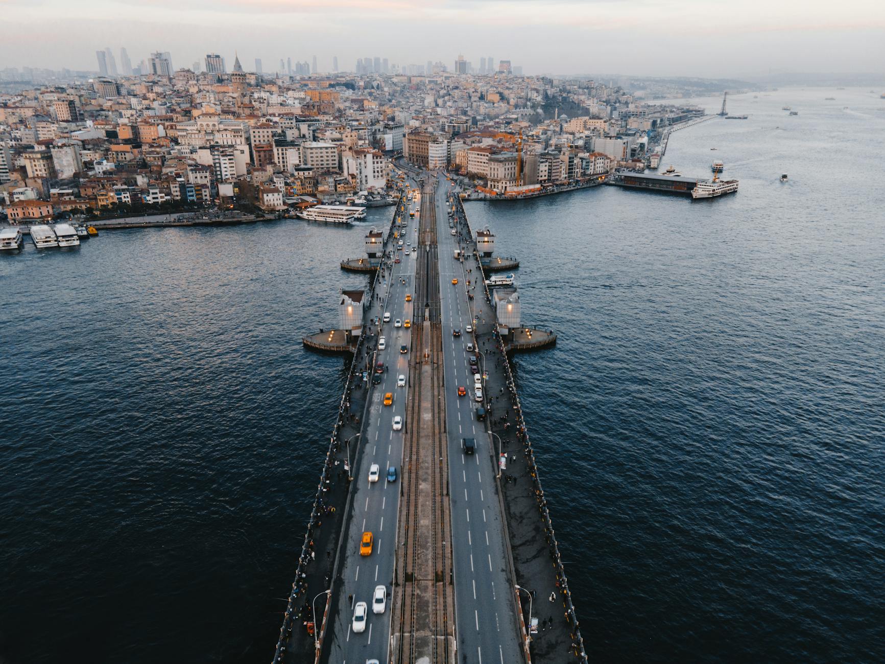 Most Galata z lotu ptaka na tle panoramy Stambułu Most Galata z lotu ptaka na tle panoramy Stambułu