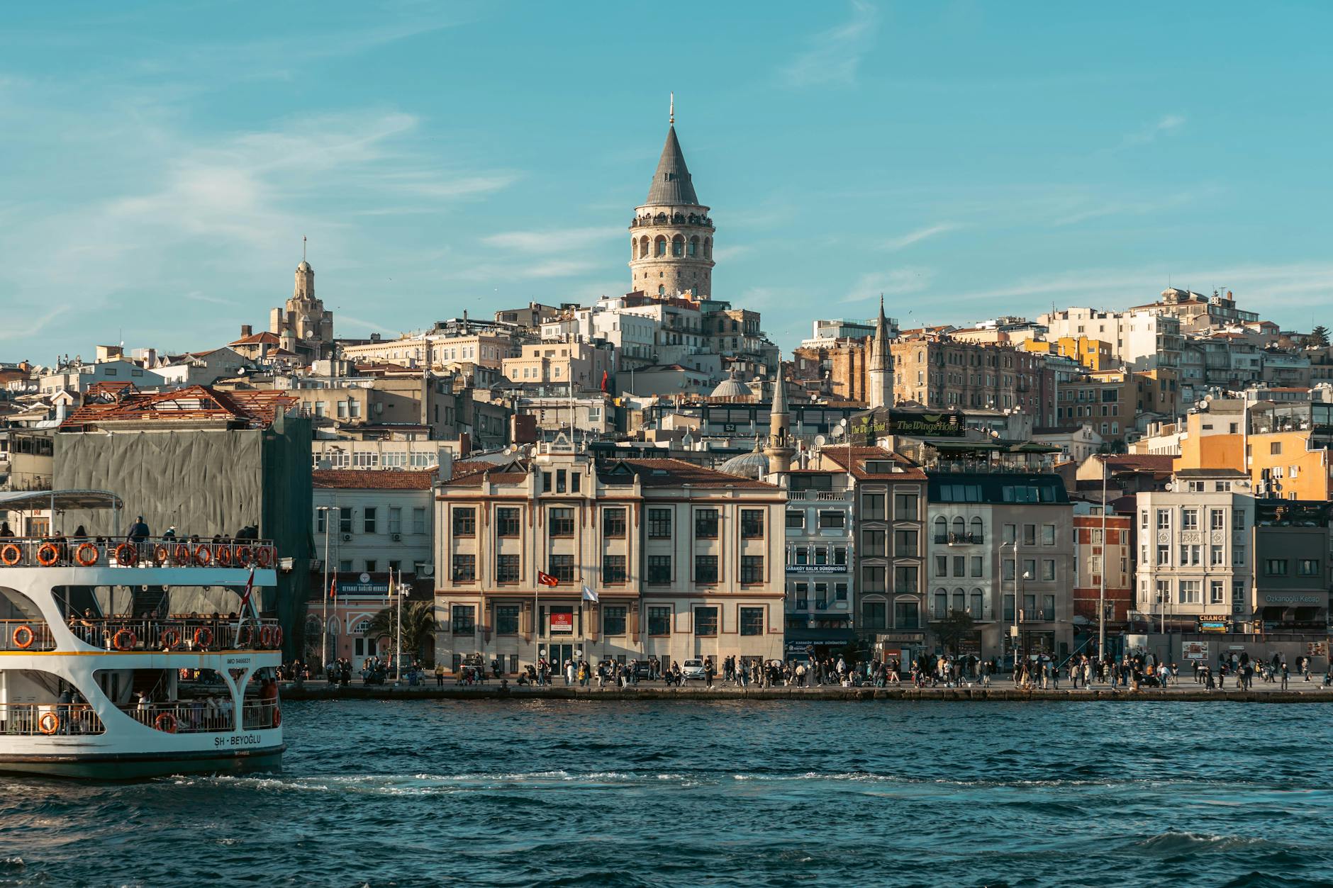 Wieża Galata i prom na Bosforze w historycznym centrum Stambułu
