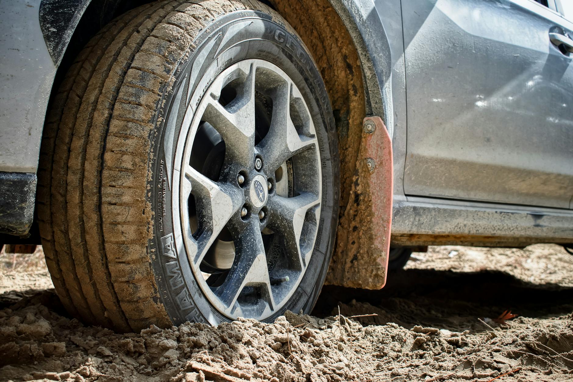 Zbliżenie opony samochodu na zabłoconym terenie off-road