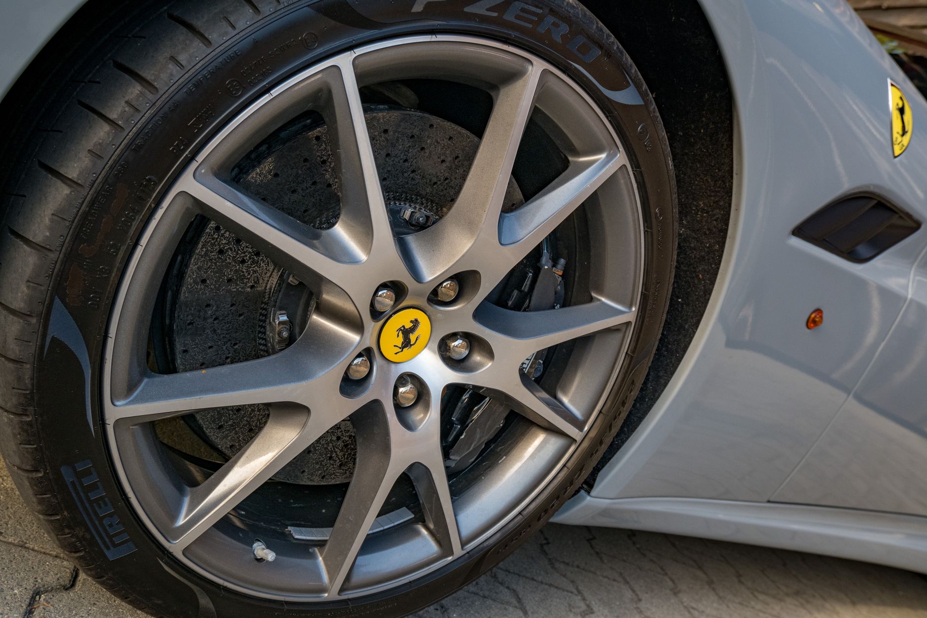 Zbliżenie felgi Ferrari z oponą wysokich osiągów